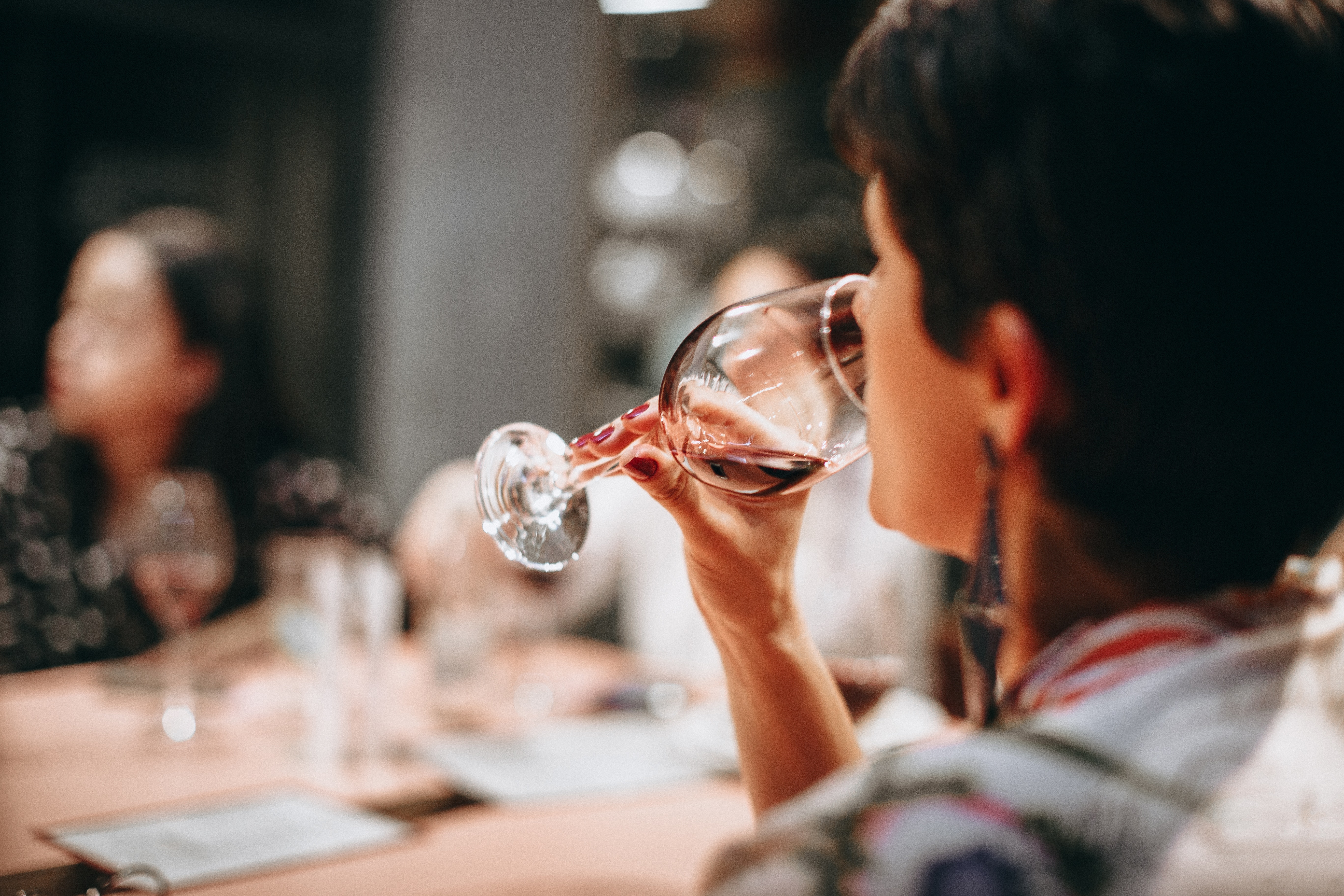A Mama drinking at the Muments Afterwork Barcelona event