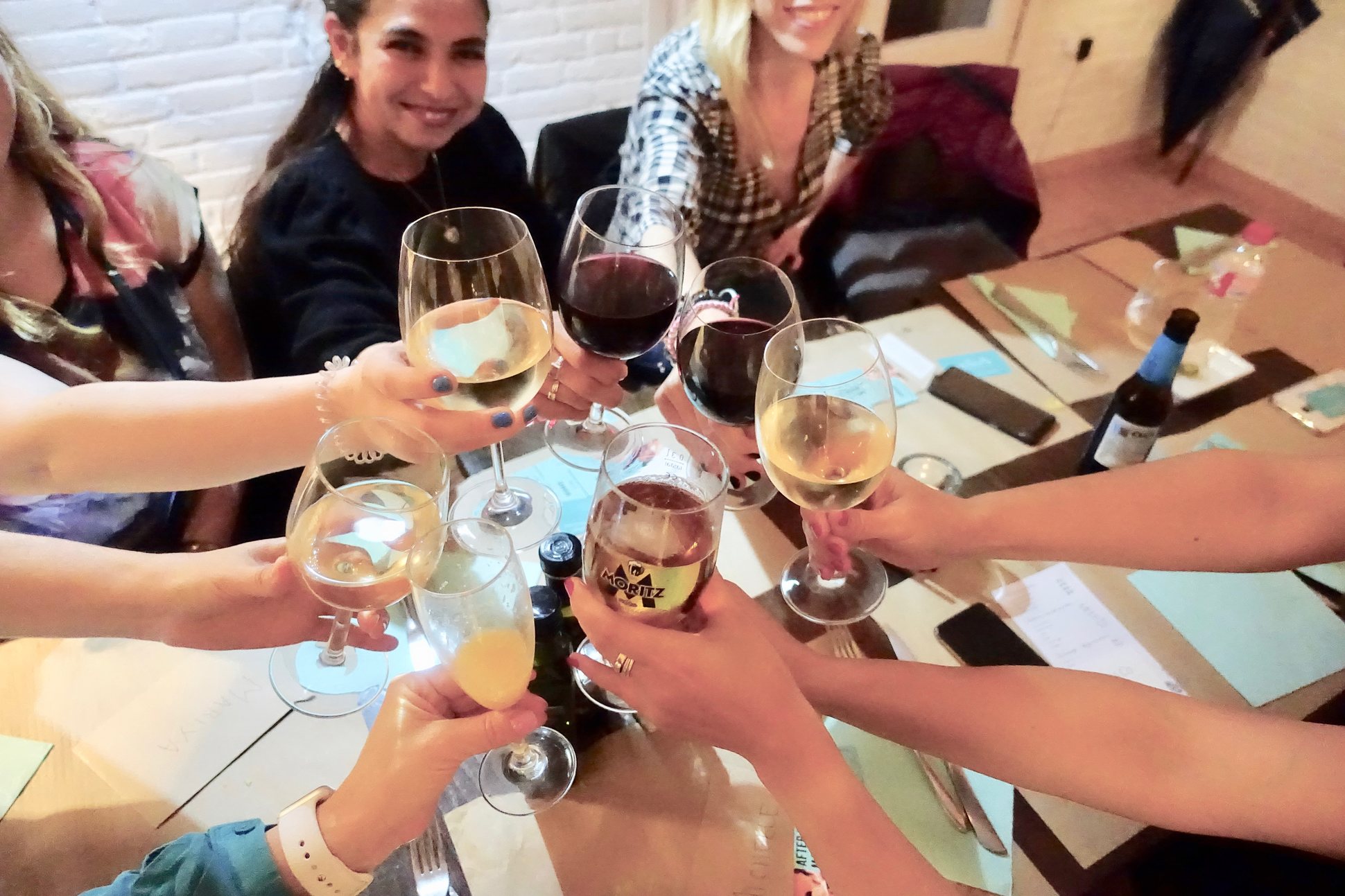 Mamas toasting at the Muments Afterwork Barcelona event