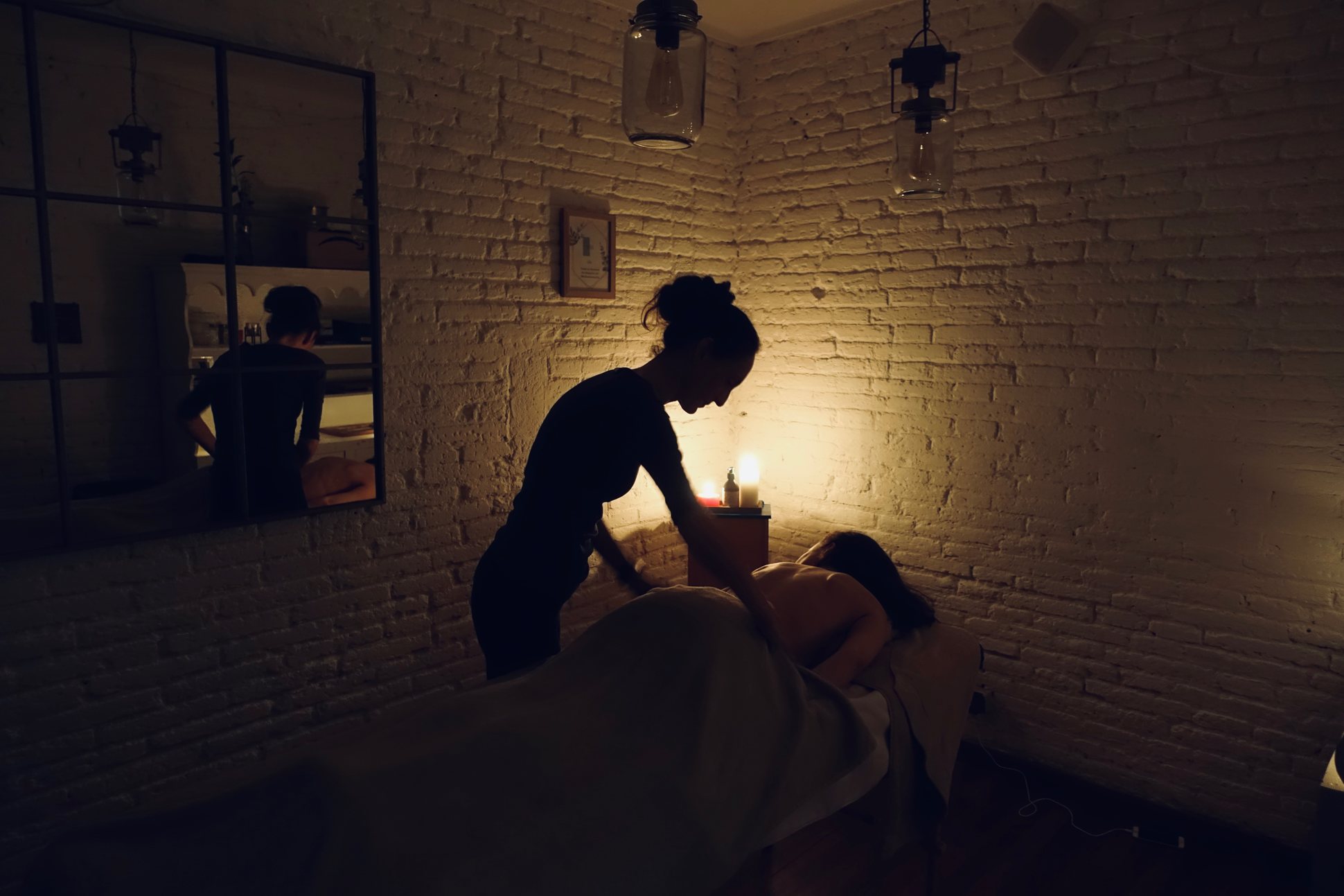 Massage at the Muments Afterwork Barcelona event